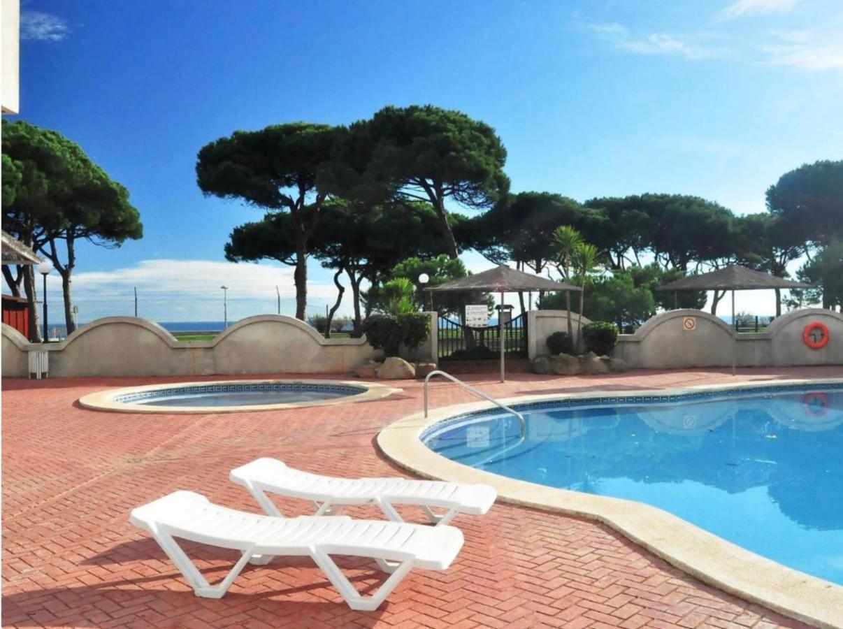 Apartment Direkt Am Strand Бланес Екстериор снимка